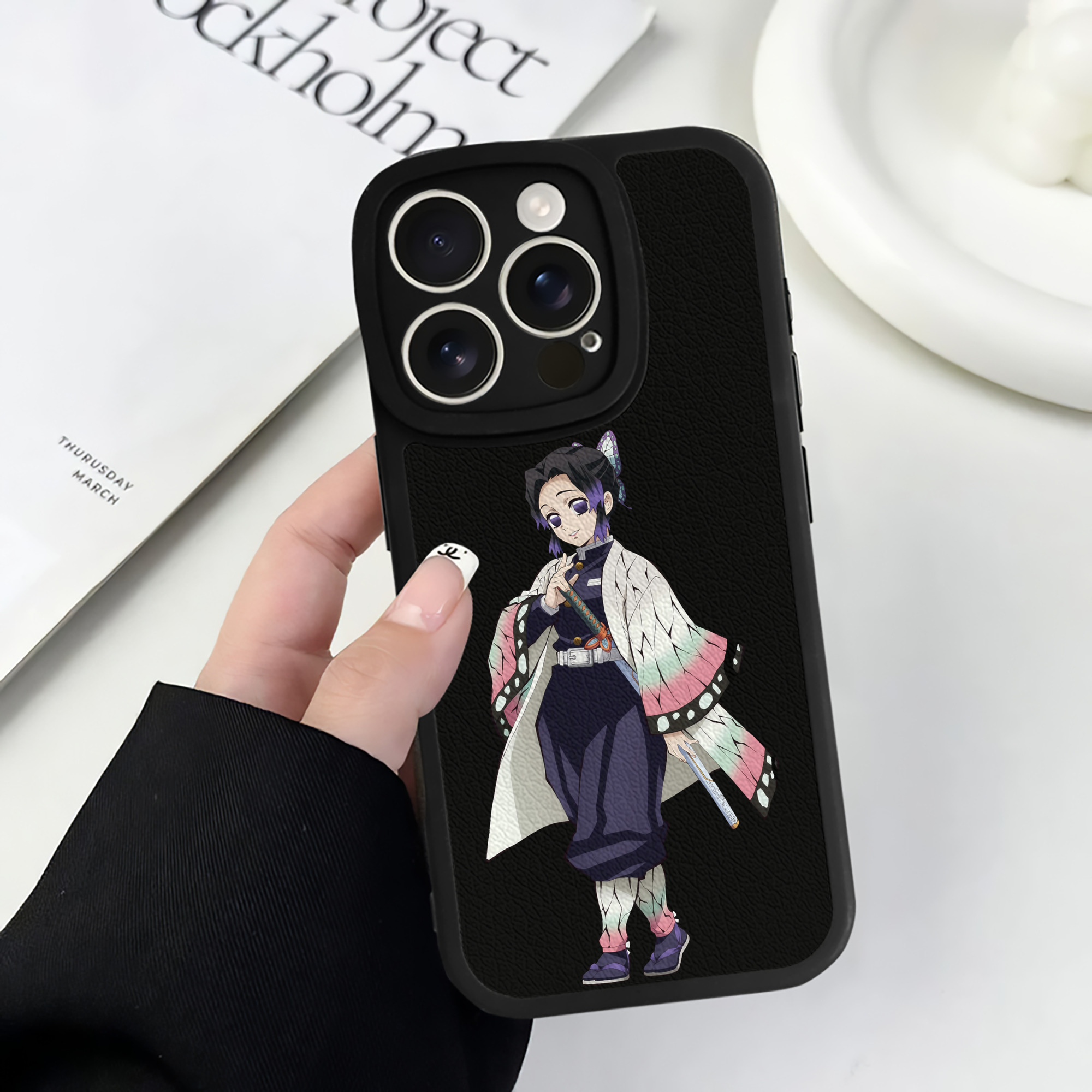 （画像用） 鬼滅の刃（きめつのやいば）蟲柱-胡蝶 しのぶ／こちょう しのぶ Kochou Shinobu 【iPhone 16シリーズ対応】シリコンスマホケース（レザー調） 材質：シリコン